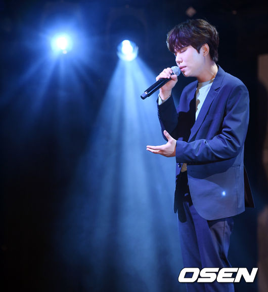 1년 2개월 만에 컴백한 가수 정승환이 참석해 무대를 선보이고 있다. / eastsea@osen.co.kr