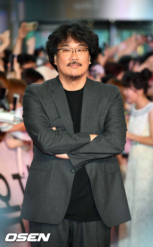 봉준호 감독이 지난 2017년 서울 영등포구 타임스퀘어에서 진행된 영화 '옥자' 레드카펫 행사에서, 포토타임을 갖고 있다. / rumi@osen.co.kr