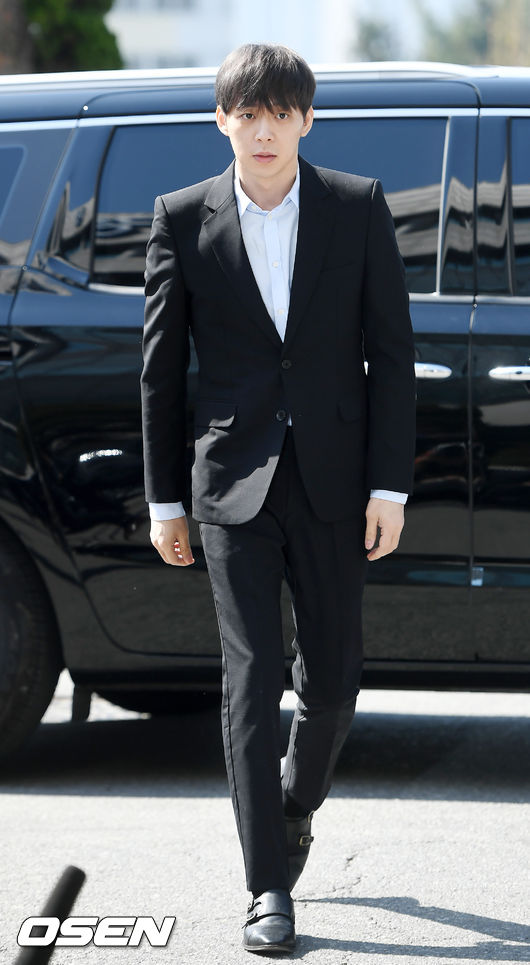 17일 오전 경기 수원시 장안구 경기남부지방경찰청 앞에서 그룹 JYJ 멤버이자 배우 박유천이 경찰에 소환되고 있다.  박유천은 앞서 황하나에 의해 마약을 권유한 연예인 A씨로 지목당하면서 논란이 일었다. 이에 지난 10일 기자회견을 열고 자신이 황하나가 지목한 연예인 A씨가 맞지만 마약을 하지 않았다라고 직접 밝혔다. 한편, 경기남부지방경찰청 마약수사대는 지난 16일 오전 박유천의 자택을 압수수색한 가운데, 박유천은 이 날 경찰에 자진 출석했다.  가수이자 배우 박유천이 차에서 내린 후 경기남부지방경찰청 포토라인으로 향하고 있다. /rumi@osen.co.kr