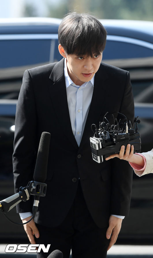 가수이자 배우 박유천이 경기남부지방경찰청 포토라인에 서서 고개를 숙이고 있다. /rumi@osen.co.kr
