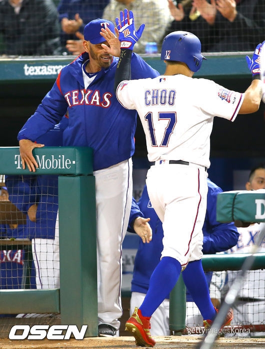 [사진] 크리스 우드워드 감독과 추신수(오른쪽). ⓒGettyimages(무단전재 및 재배포 금지)