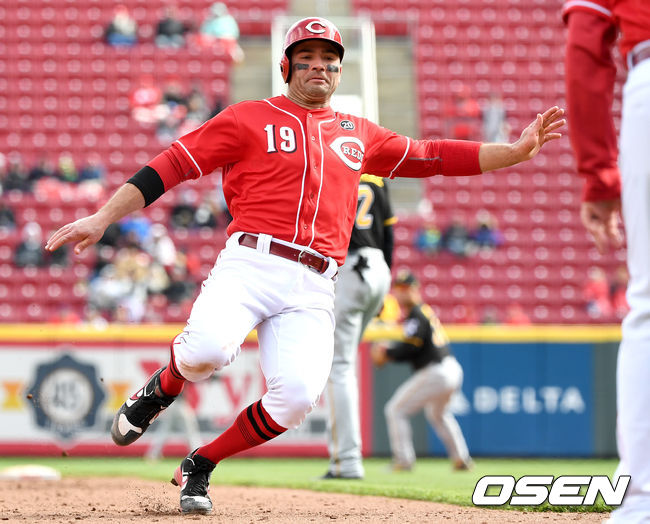 9회말 1사 2루 상황 신시내티 푸이그의 우익수 플라이 때 주자 조이 보토가 3루로 태그업해 세이프되고 있다. /dreamer@osen.co.kr