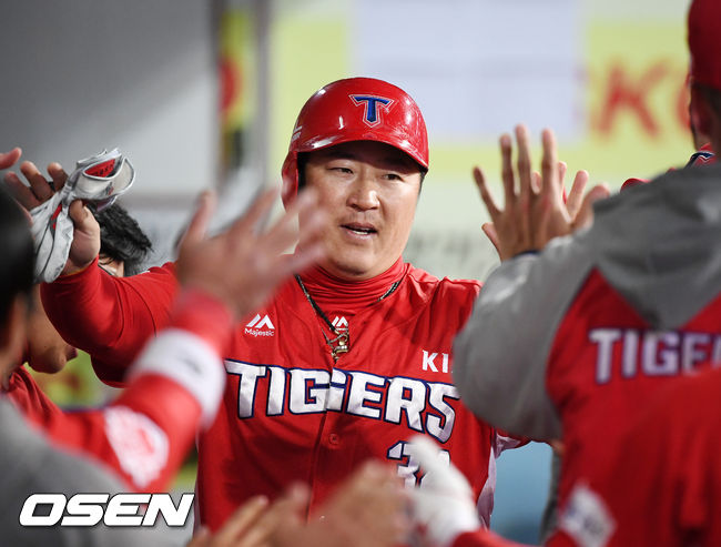 개막 이후 극심한 부진에 시달리던 KIA 타이거즈 최형우가 2경기 연속 홈런을 터트리며 반등에 성공했다./OSEN DB