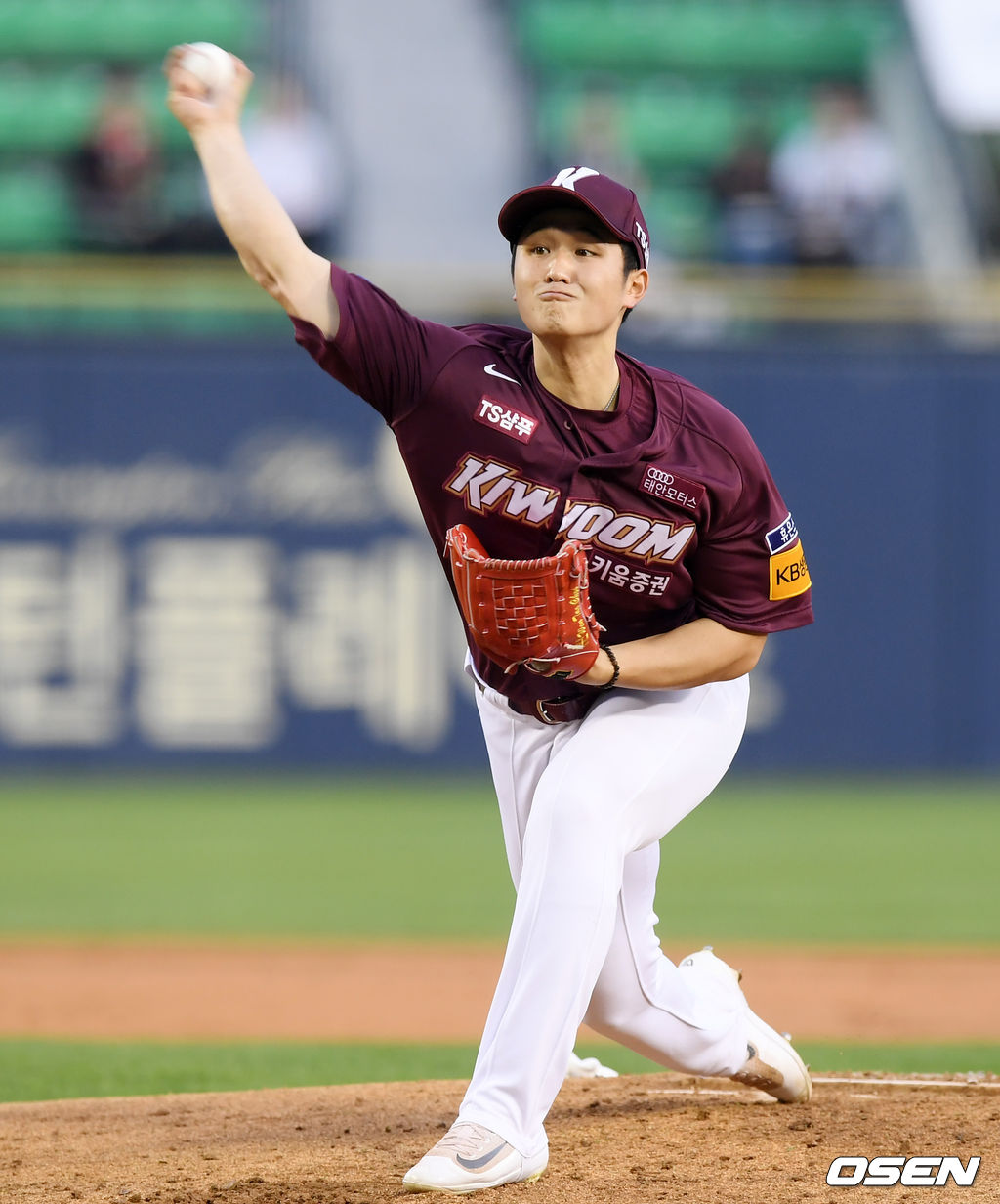 19일 오후 서울 잠실야구장에서 ‘2018 신한은행 MY CAR KBO리그' LG 트윈스와 키움 히어로즈의 경기가 열렸다.1회말 키움 선발투수 최원태가 역투하고 있다. / eastsea@osen.co.kr