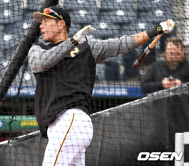 5일 (한국시간) 미국 펜실베이니아주 피츠버그 PNC파크에서 열리는 ‘2019 메이저리그’ 피츠버그 파이어리츠와 신시내티 레즈와의 경기를 앞두고, 피츠버그 강정호가 타격 훈련을 하고 있다. /dreamer@osen.co.kr