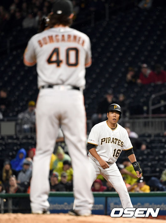 1회말 2사 주자없는 상황 피츠버그 강정호가 샌프란시스코 선발 범가너를 상대로 볼넷을 골라 출루한 뒤 주루 플레이를 준비하고 있다. /dreamer@osen.co.kr