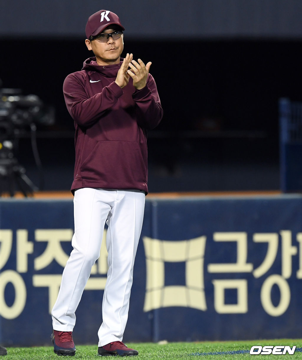 13:3 완승 거둔 키움 장정석 감독이 선수단에 박수를 보내고 있다. / eastsea@osen.co.kr