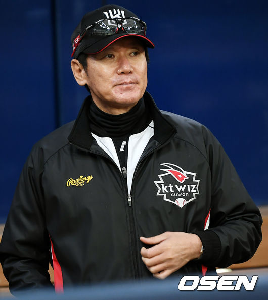 KT 위즈 이강철 감독이 20일 사직 롯데전을 앞두고 전날(19일) 선발 등판했던 금민철의 투구 내용을 강하게 질책했다. /pjmpp@osen.co.kr