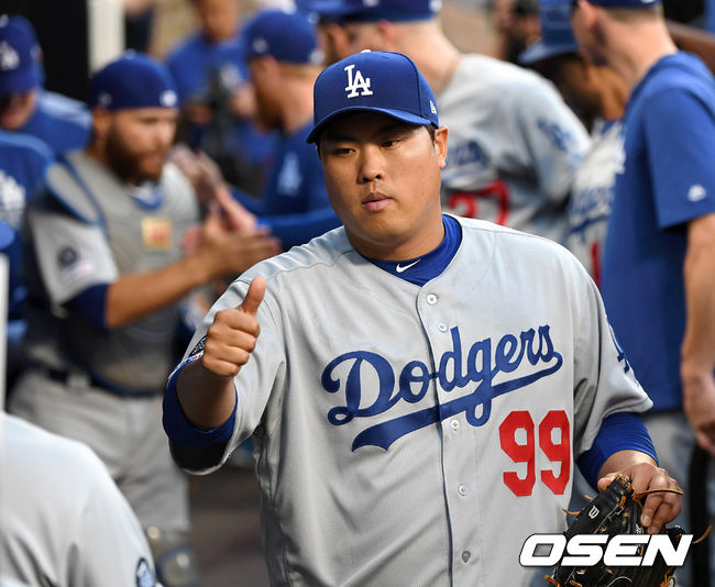 경기에 앞서 LA 류현진이 동료들과 하이파이브를 하고 있다. /dreamer@osen.co.kr
