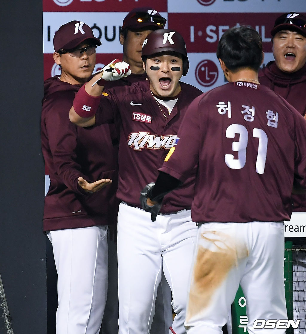20일 LG전에서 박병호가 9회 득점을 올린 허정협을 향해 환호하고 있다.    / soul1014@osen.co.kr