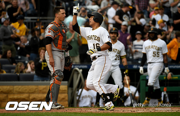 3호 홈런을 날리고 들어오는 강정호(2019/4/21) ⓒGettyimages(무단전재 및 재배포 금지)