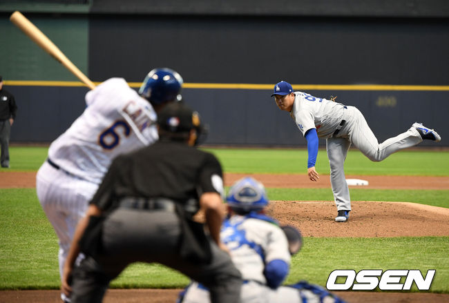 21일(한국시간) 미국 위스콘신주 밀워키 밀러파크에서 ‘2019 메이저리그’ 밀워키 브루어스와 LA 다저스의 경기가 열렸다.1회말 무사에서 LA 선발투수 류현진이 역투하고 있다. /dreamer@osen.co.kr