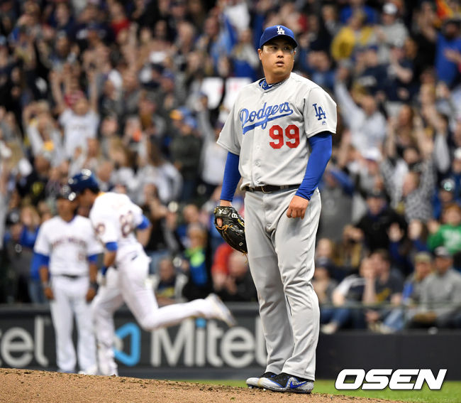 3회말 2사에서 LA 류현진이 밀워키 크리스티안 옐리치에게 좌월 솔로 홈런을 허용하고 아쉬워하고 있다. /dreamer@osen.co.kr