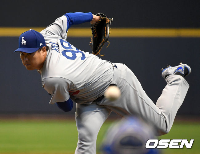 21일(한국시간) 미국 위스콘신주 밀워키 밀러파크에서 ‘2019 메이저리그’ 밀워키 브루어스와 LA 다저스의 경기가 열렸다.1회말 무사에서 LA 선발투수 류현진이 역투하고 있다. /dreamer@osen.co.kr