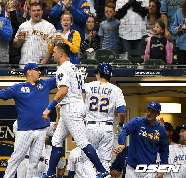 3회말 2사에서 밀워키 크리스티안 옐리치가 좌월 솔로 홈런을 치고 더그아웃에서 동료들의 축하를 받고 있다. /dreamer@osen.co.kr