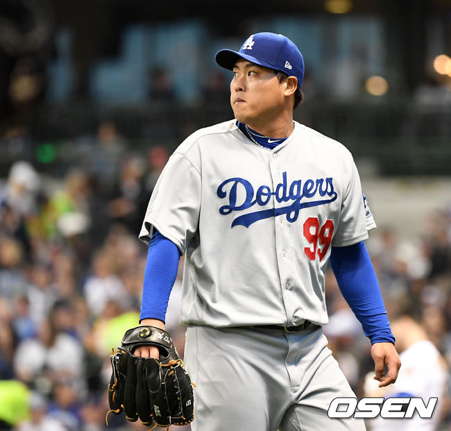 3회말 2사에서 LA 류현진이 밀워키 크리스티안 옐리치에게 좌월 솔로 홈런을 허용하고 아쉬워하고 있다. /dreamer@osen.co.kr