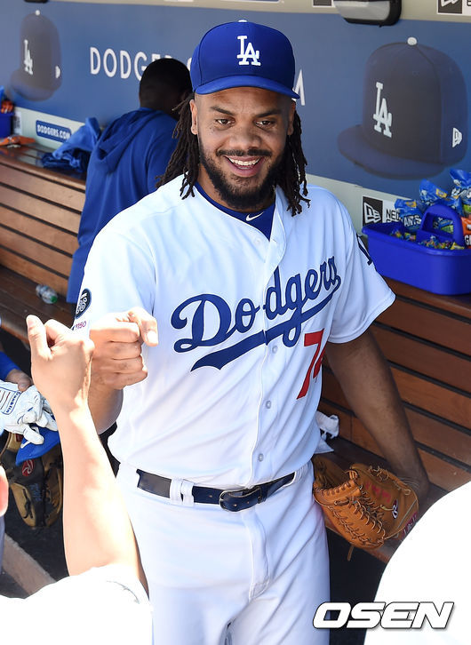 세이브를 거둔 다저스 켄리 잰슨이 더그아웃 스태프들과 인사를 나누고 있다. /dreamer@osen.co.kr