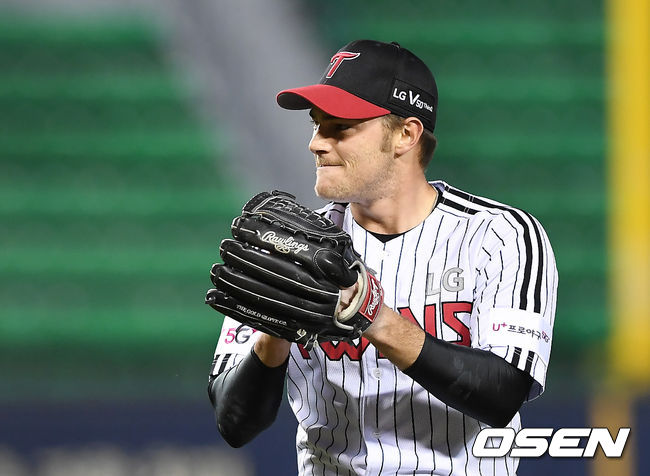 5회초 이닝을 마친 LG 윌슨이 유강남에게 박수를 치고 있다. / youngrae@osen.co.kr