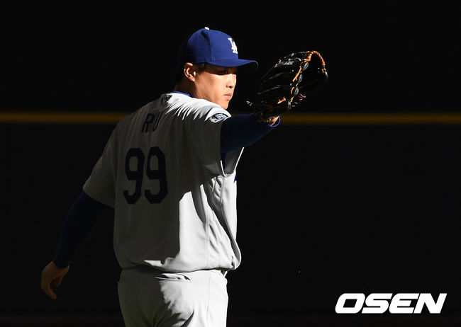 21일(한국시간) 미국 위스콘신주 밀워키 밀러파크에서 ‘2019 메이저리그’ 밀워키 브루어스와 LA 다저스의 경기가 열렸다.경기에 앞서 LA 류현진이 경기를 준비하고 있다. /dreamer@osen.co.kr