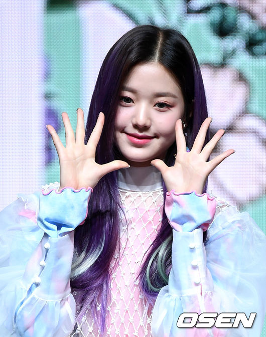 1일 오후 서울 용산구 블루스퀘어 아이마켓홀에서 걸그룹 아이스원의 두 번째 미니앨범 ‘하트아이즈(HEART*IZ)’ 발매기념 쇼케이스가 열렸다.걸그룹 아이즈원 장원영이 포토타임을 갖고 있다./sunday@osen.co.kr