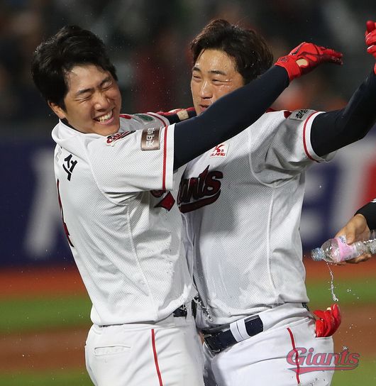 [사진] 오윤석-허일 / 롯데 자이언츠 제공