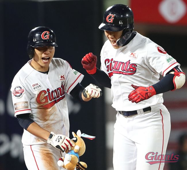 [사진] 나경민-오윤석 / 롯데 자이언츠 제공