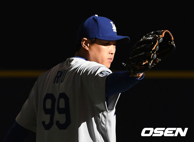 21일(한국시간) 미국 위스콘신주 밀워키 밀러파크에서 ‘2019 메이저리그’ 밀워키 브루어스와 LA 다저스의 경기가 열렸다.경기에 앞서 LA 류현진이 경기를 준비하고 있다. /dreamer@osen.co.kr