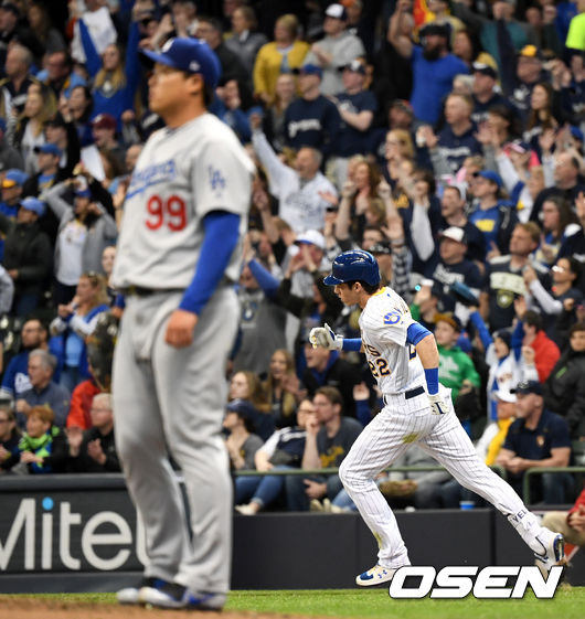 3회말 2사에서 밀워키 크리스티안 옐리치가 좌월 솔로 홈런을 치고 그라운드를 달리고 있다. /dreamer@osen.co.kr