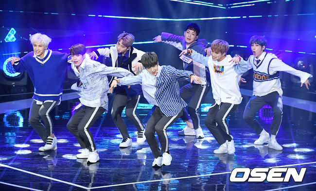 29일 오후 서울 마포구 상암동 SBS 프리즘타워 오디토리움서 진행된 SBS MTV '더 쇼' 생방송에서, 머스트비가 화려한 무대를 선보이고 있다. / rumi@osen.co.kr