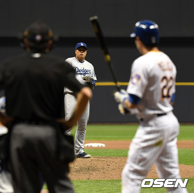 21일(한국시간) 미국 위스콘신주 밀워키 밀러파크에서 ‘2019 메이저리그’ 밀워키 브루어스와 LA 다저스의 경기가 열렸다.6회말 무사에서 LA 류현진이 타석에 들어서는 밀워키 크리스티안 옐리치를 바라보고 있다. /dreamer@osen.co.kr