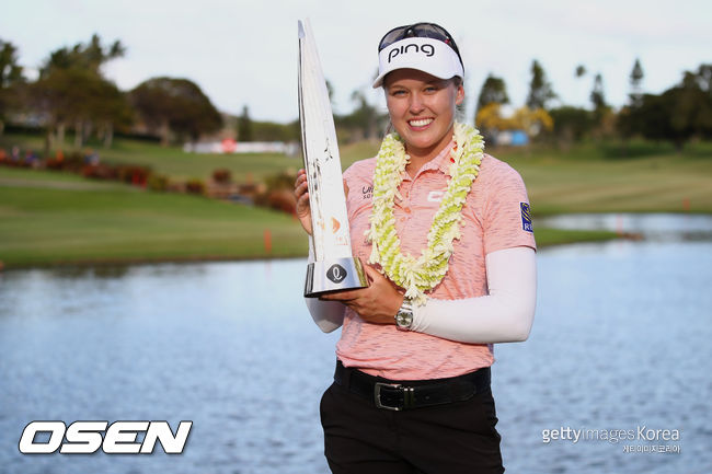 [사진] LPGA 투어 롯데 챔피언십 우승컵을 들고 기뻐하는 브룩 헨더슨. ⓒGettyimages(무단전재 및 재배포 금지)