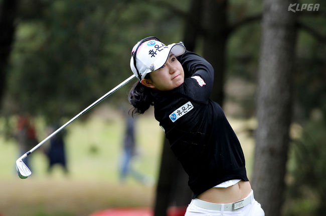이승연이 넥센 세인트나인 마스터즈 최종라운드 2번홀에서 티샷을 하고 있다. /KLPGA 제공.
