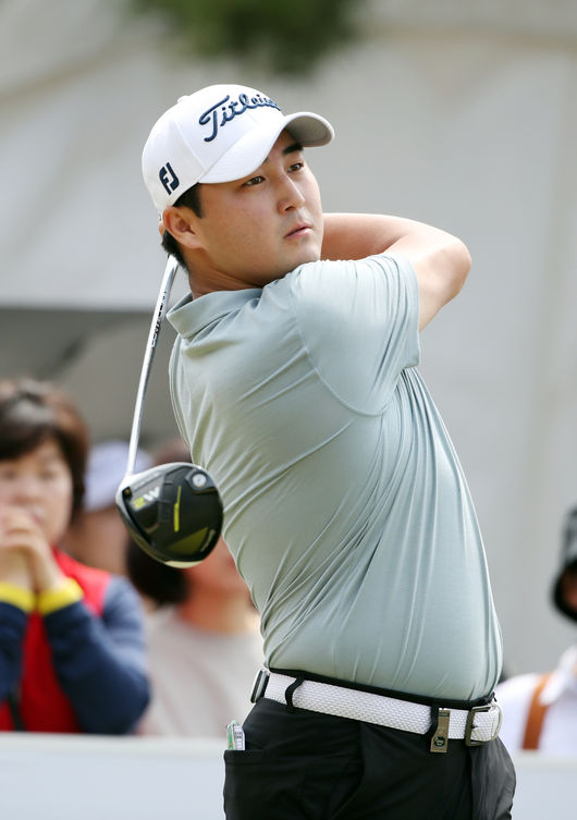 이태훈이 KPGA 투어 개막전 DB손해보험 프로미 오픈 5번홀에서 티샷을 하고 있다. /KPGA 제공.