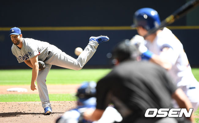 1회말 1사 주자없는 상황 다저스 선발 클레이튼 커쇼가 밀워키 크리스티안 옐리치를 상대로 힘차게 공을 뿌리고 있다. /dreamer@osen.co.kr