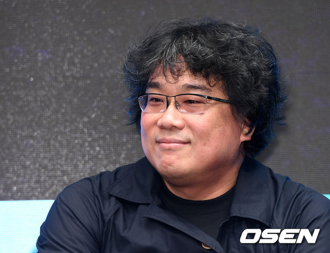 22일 오전 서울 중구 웨스틴조선호텔에서 영화 ‘기생충’ 제작보고회가 열렸다.  봉준호 감독이 취재진의 질문을 듣고 있다. /sunday@osen.co.kr