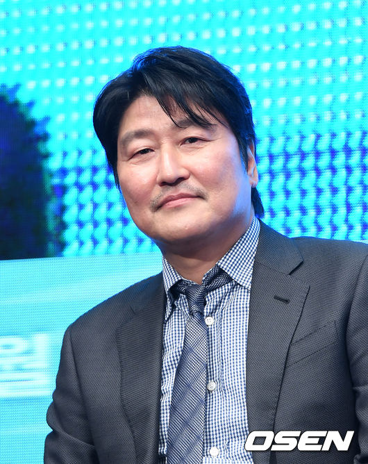 22일 오전 서울 중구 웨스틴조선호텔에서 영화 ‘기생충’ 제작보고회가 열렸다.  배우 송강호가 취재진의 질문을 듣고 있다. /sunday@osen.co.kr