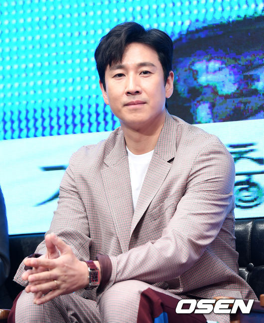 22일 오전 서울 중구 웨스틴조선호텔에서 영화 ‘기생충’ 제작보고회가 열렸다.  배우 이선균이 취재진의 질문을 듣고 있다. /sunday@osen.co.kr