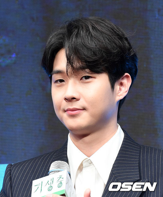 22일 오전 서울 중구 웨스틴조선호텔에서 영화 ‘기생충’ 제작보고회가 열렸다.  배우 최우식이 취재진의 질문을 듣고 있다. /sunday@osen.co.kr