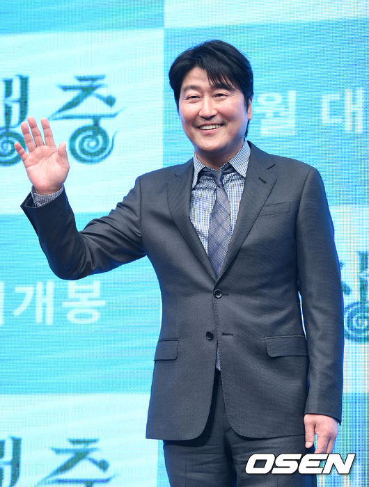 22일 오전 서울 중구 웨스틴조선호텔에서 영화 ‘기생충’ 제작보고회가 열렸다.  배우 송강호가 취재진의 질문을 듣고 있다. /sunday@osen.co.kr