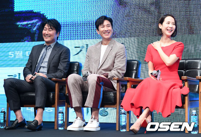 22일 오전 서울 중구 웨스틴조선호텔에서 영화 ‘기생충’ 제작보고회가 열렸다. 배우 송강호, 이선균, 조여정이 취재진의 질문을 듣고 있다. /sunday@osen.co.kr