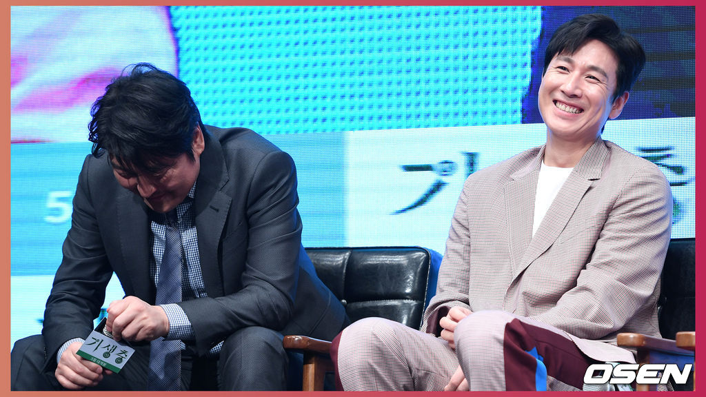 22일 오전 서울 중구 웨스틴조선호텔에서 영화 ‘기생충’ 제작보고회가 열렸다.배우 송강호와 이선균이 환하게 웃고 있다. /sunday@osen.co.kr