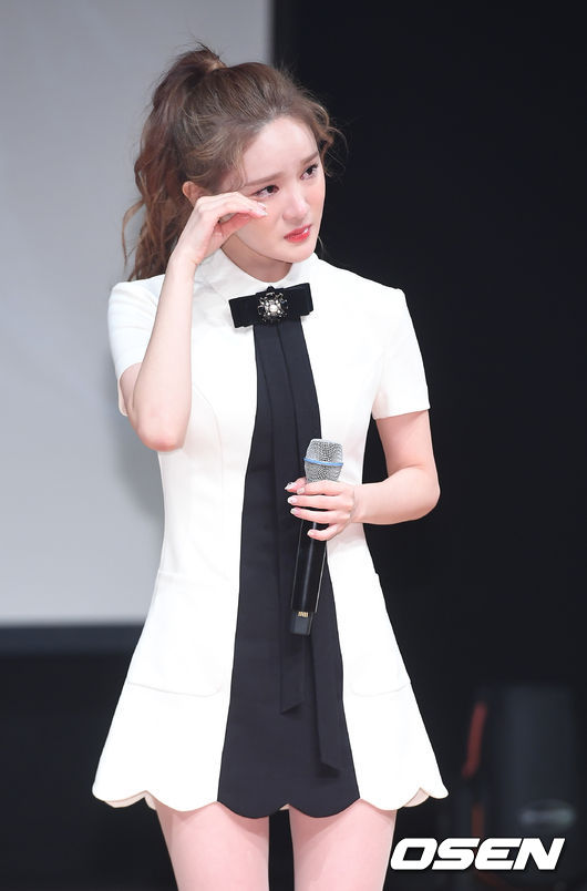 18일 오후 오후 서울시 강남구 일지아트홀에서 열린 신인가수 미교 쇼케이스에서 미교가 열창을 한 후 눈물을 흘리고 있다./ rumi@osen.co.kr