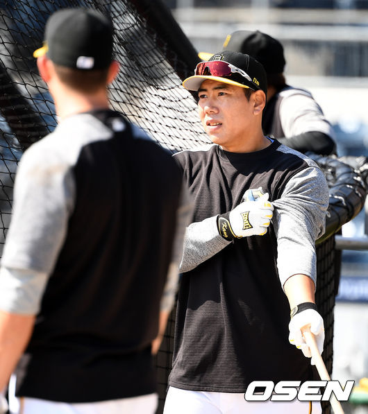 7일(한국시간) 미국 펜실베이니아주 피츠버그 PNC파크에서 열리는 ’2019 메이저리그’ 피츠버그 파이어리츠와 신시내티 레즈와의 경기를 앞두고, 피츠버그 강정호가 타격 훈련을 준비하고 있다. /dreamer@osen.co.kr
