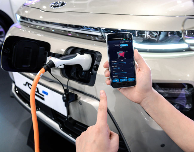 현대차·기아차가 스마트폰으로 전기차의 성능과 효율성, 운전감 등을 사용자의 필요에 따라 조절할 수 있는 ‘모바일 기반 전기차 튠업(Tune-Up) 기술’을 세계 최초로 개발했다. 