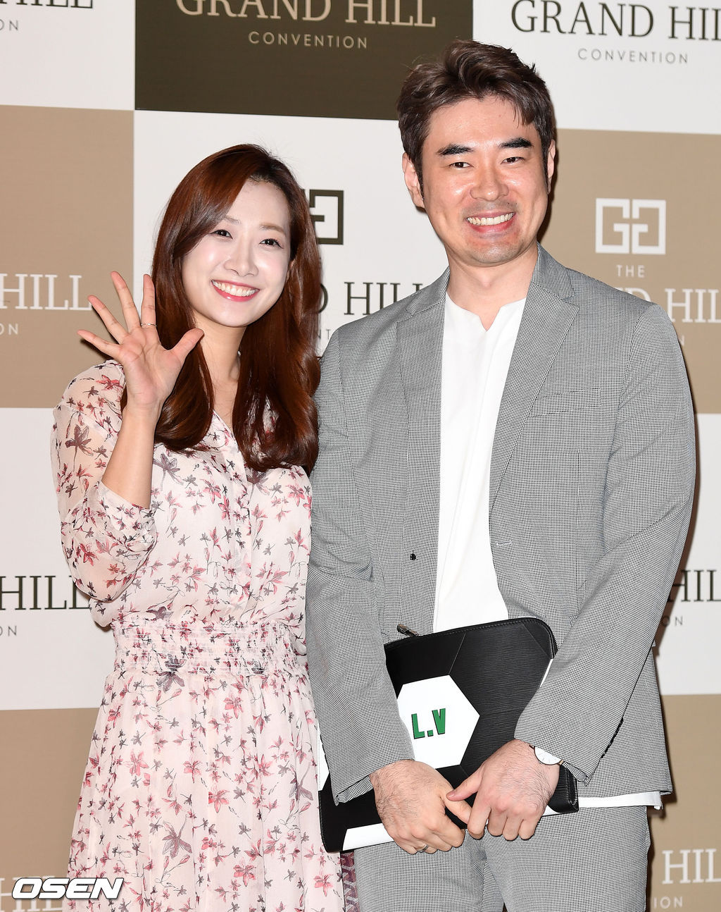 김민정, 조충현 아나운서가 축하의 인사를 하고 있다./sunday@osen.co.kr