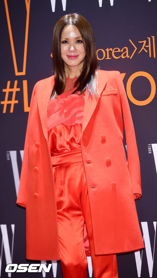 2017년 10월 27일 오후 서울시 용산구 서울드래곤시티 스카이브릿지에서 '더블유 코리아' 제12회 유방암 인식 향상 캠페인 자선 행사가 개최되어, 이를 기념하기 위한 포토행사가 진행됐다. 엄정화가 포토월에서 포즈를 취하고 있다./ rumi@osen.co.kr