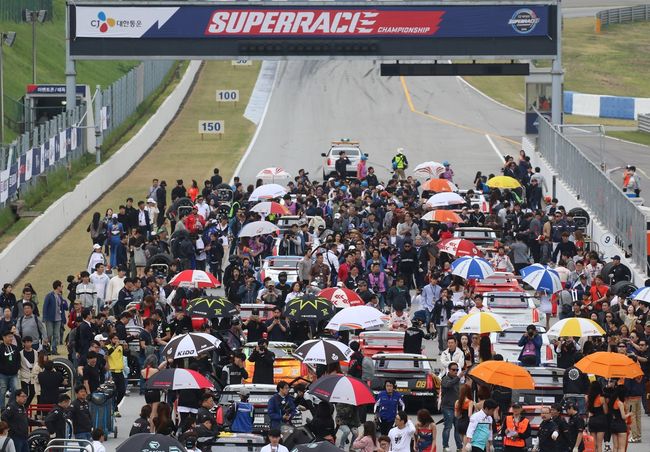 2019 CJ대한통운 슈퍼레이스 챔피언십이 4월 27~28일 에버랜드 스피드웨이서 개막한다. 사진은 지난 시즌 대회 모습. 