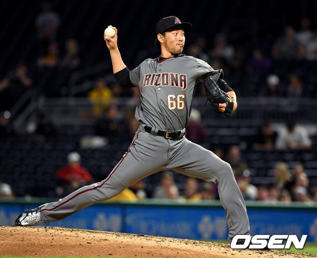 7회말 마운드에 오른 애리조나 히라노 요시히사가 힘차게 공을 뿌리고 있다. /dreamer@osen.co.kr