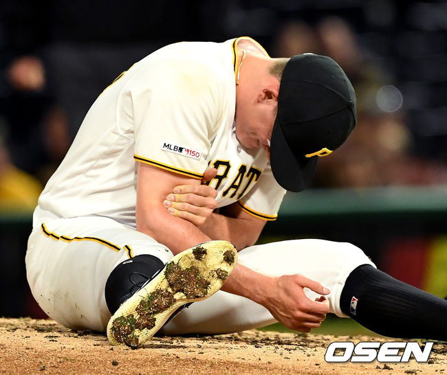 8회초 무사 1, 3루 상황 피츠버그 투수 닉 번디가 투구 직후 팔을 잡고 쓰러진 뒤 고통스러워하고 있다. /dreamer@osen.co.kr