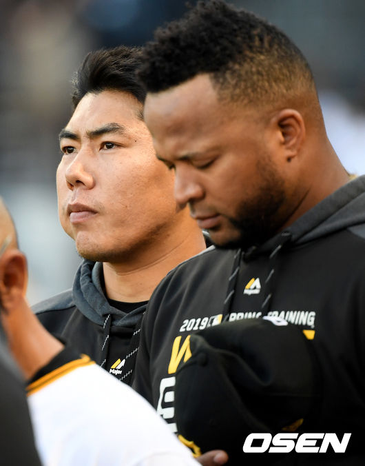 경기 시작을 앞두고 선발 출전에서 제외된 피츠버그 강정호가 미국 국기에 대한 경례를 하고 있다. /dreamer@osen.co.kr